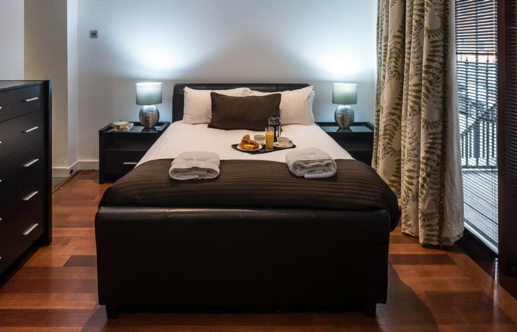 Base Serviced Apartments - Sir Thomas Street Ліверпуль Екстер'єр фото