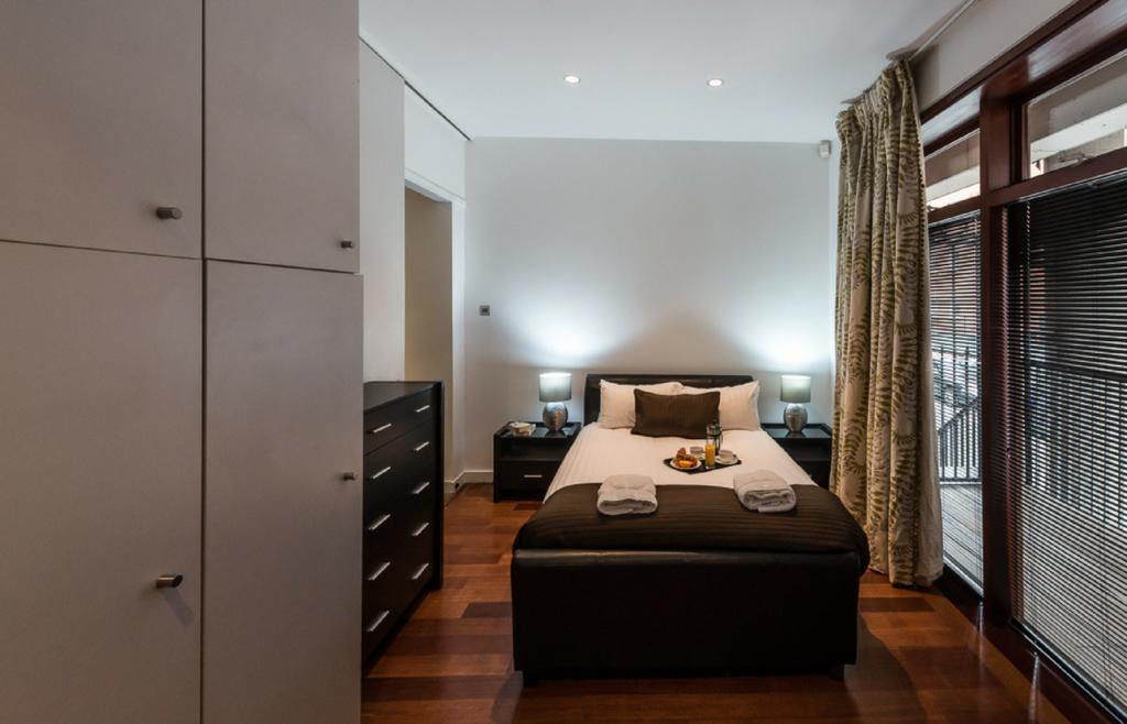Base Serviced Apartments - Sir Thomas Street Ліверпуль Екстер'єр фото